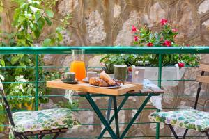 stół z talerzem chleba i sokiem pomarańczowym w obiekcie Millie's Place Sorrento w Sorrento