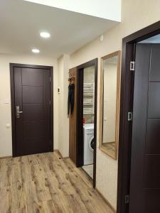 um corredor com uma porta e uma máquina de lavar roupa em Krystal Resort Apartment A108 em Bakuriani