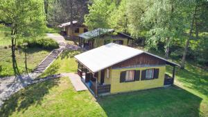 una vista aérea de una cabaña en un bosque en středisko Doubrava, en Zlaté Hory