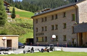 un grande edificio in mattoni con biciclette parcheggiate fuori di Am Gehren - Arlberg Appartements a Warth am Arlberg