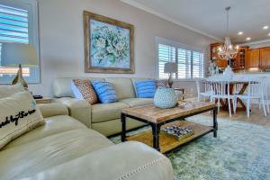 sala de estar con sofá y mesa en On The Rocks 3 en Clearwater Beach