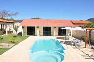 - une piscine dans l'arrière-cour d'une maison dans l'établissement Suites Bougainville, à Cavalcante