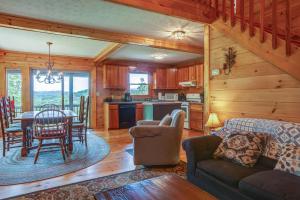 eine Küche und ein Wohnzimmer mit Tisch und Stühlen in der Unterkunft Cabin Hideaway in Ellijay