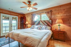ein Schlafzimmer mit einem Bett und einem Deckenventilator in der Unterkunft Cabin Hideaway in Ellijay
