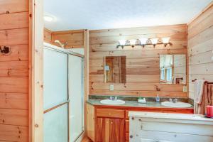 ein Badezimmer mit zwei Waschbecken und einem Spiegel in der Unterkunft Cabin Hideaway in Ellijay + 39 Fotos