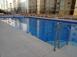 Basen w obiekcie Bahamas II Solo Familias Serviplaya lub w pobliżu