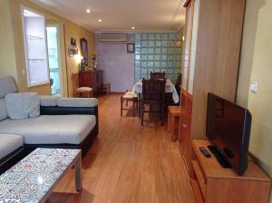 Telewizja i/lub zestaw kina domowego w obiekcie Bahamas II Solo Familias Serviplaya
