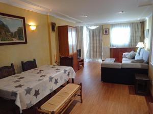 Łóżko lub łóżka w pokoju w obiekcie Bahamas II Solo Familias Serviplaya