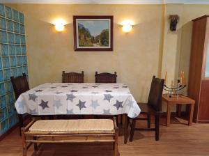 Łóżko lub łóżka w pokoju w obiekcie Bahamas II Solo Familias Serviplaya
