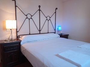 Łóżko lub łóżka w pokoju w obiekcie Bahamas II Solo Familias Serviplaya