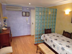 Łóżko lub łóżka w pokoju w obiekcie Bahamas II Solo Familias Serviplaya