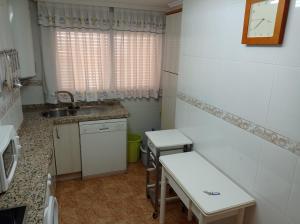 Kuchnia lub aneks kuchenny w obiekcie Bahamas II Solo Familias Serviplaya