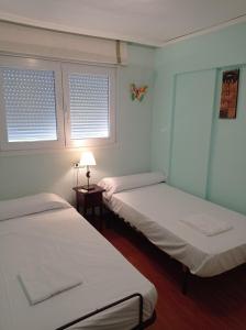 Łóżko lub łóżka w pokoju w obiekcie Bahamas II Solo Familias Serviplaya