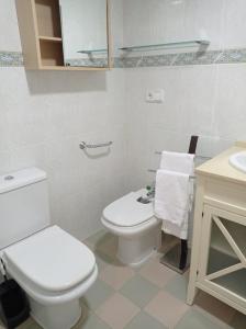Łazienka w obiekcie Bahamas II Solo Familias Serviplaya