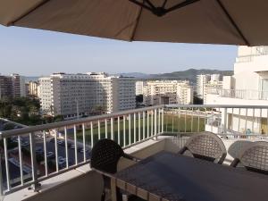 balkon ze stołem i krzesłami oraz widokiem na miasto w obiekcie Bahamas II Solo Familias Serviplaya w mieście Playa de Gandia