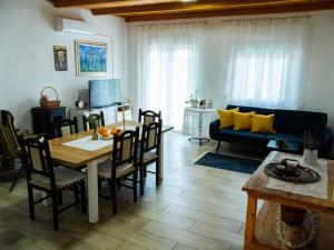 uma sala de estar com uma mesa e um sofá em Apartment Village house em Ravno