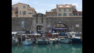 Gallery image of Location Bateau Hôtel Antibes in Antibes