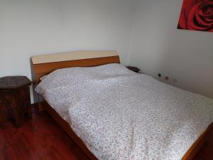 ein Bett in einem Schlafzimmer mit einer weißen Wand in der Unterkunft Sarajevo gardens in Sarajevo