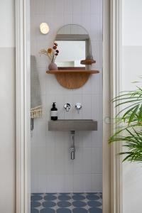 Et badeværelse på Pontcanna by Black Door Stays