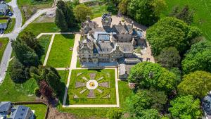 een luchtzicht op een landgoed met een groot kasteel bij The Lucy Suite Stone Cross Mansion in Ulverston