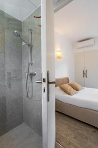 Koupelna v ubytování Hôtel Almanarre Plage - Hôtel Eco-Responsable face à la mer