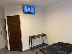 TV tai viihdekeskus majoituspaikassa Aparthotel Superjednostka Katowice