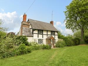 a white house with a tree and a yard at Notts House in Hereford