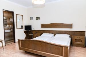 A bed or beds in a room at Gasthof Filzwieser
