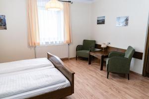 A bed or beds in a room at Gasthof Filzwieser