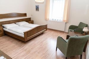 A bed or beds in a room at Gasthof Filzwieser