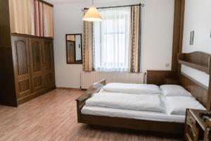 A bed or beds in a room at Gasthof Filzwieser