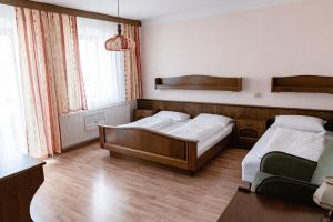 A bed or beds in a room at Gasthof Filzwieser