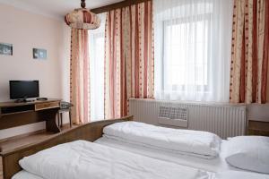 A bed or beds in a room at Gasthof Filzwieser