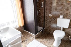 A bathroom at Gasthof Filzwieser