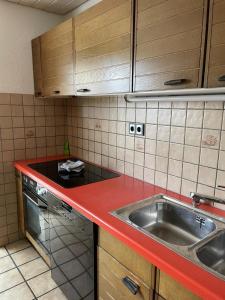 Kuchyň nebo kuchyňský kout v ubytování Monteurswohnung Schwarzwald