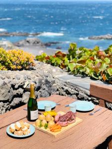 tavolo da picnic con bottiglia di vino e cibo di Apartamentos Cancajos a Los Cancajos