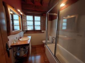 een badkamer met een douche, een wastafel en een toilet bij Casa Cordancas in Cicera