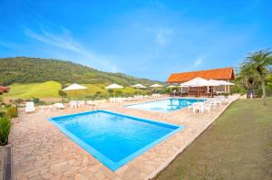 塞拉內格拉的住宿－Filimahalo Hotel，度假村内带椅子和遮阳伞的游泳池
