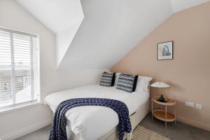 een slaapkamer met een bed en een raam bij Albany 2 by Black Door Stays in Cardiff