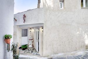 una casa bianca con una porta e un cortile di Παραδοσιακό σπίτι στο χωριο ad Ágioi Déka