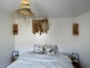 Tempat tidur dalam kamar di We surf Morocco BOUTIQUE HOUSE