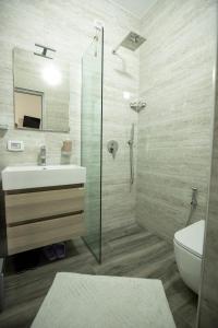 a bathroom with a shower and a sink and a toilet at Xhuli Guesthouse in Shirokë +45 photos