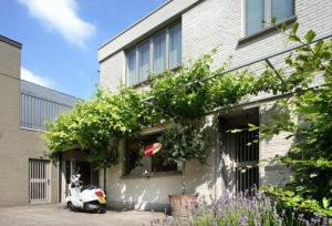 un scooter estacionado frente a un edificio en midiSud Apartment en Ghent