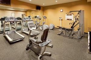 un gimnasio con varias cintas de correr y bicicletas estáticas en Staybridge Suites DFW Airport North, an IHG Hotel, en Irving
