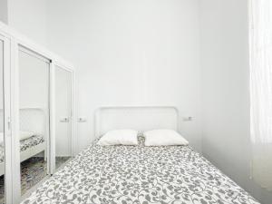 Katil atau katil-katil dalam bilik di Precioso loft en el corazón de triana