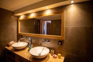 ein Badezimmer mit 2 Waschbecken und einem Spiegel in der Unterkunft Villa Artemis Leto in Artemida