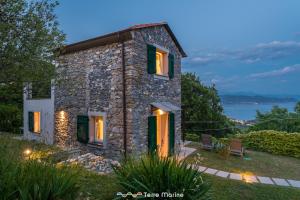a stone house with a view at Villa Ca Damare, TerreMarine in Le Grazie