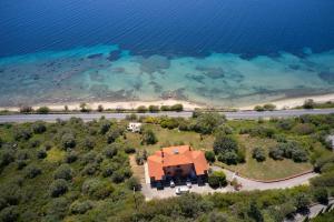 una vista aérea de una casa con techo naranja en Beachfront villa with huge garden, 3br, Halkidiki, en Nea Roda