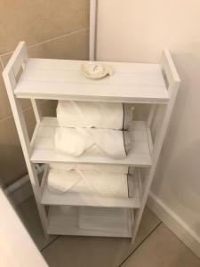 un estante blanco con toallas en el baño en VICTORIA PLACE, en Belfast
