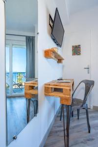 TV a/nebo společenská místnost v ubytování Hôtel Almanarre Plage - Hôtel Eco-Responsable face à la mer